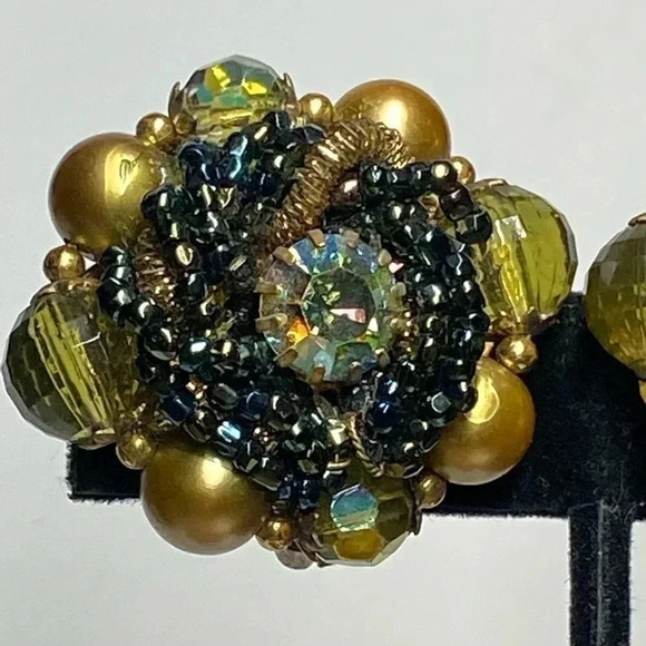 VINTAGE BEADED CLIP ON EARRINGS - Picture 6 of 9